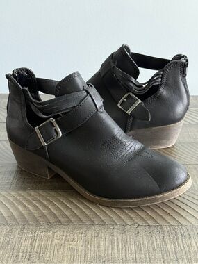 Jellypop Women's Black Cutout Buckle Ankle Boots Size 8.5
